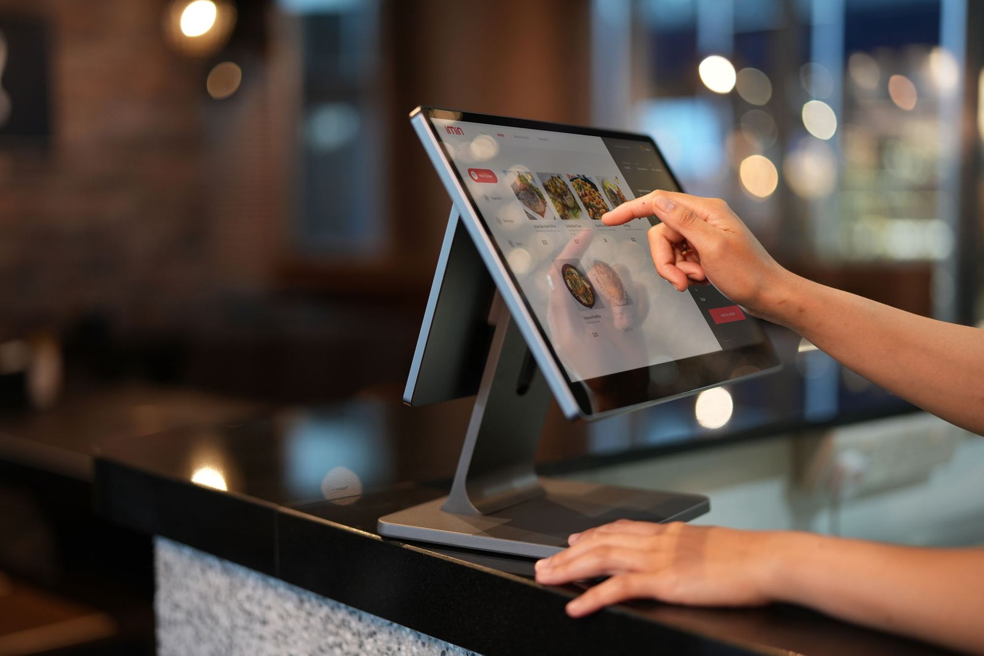 Bezahlung an einer Touchscreen-Kasse