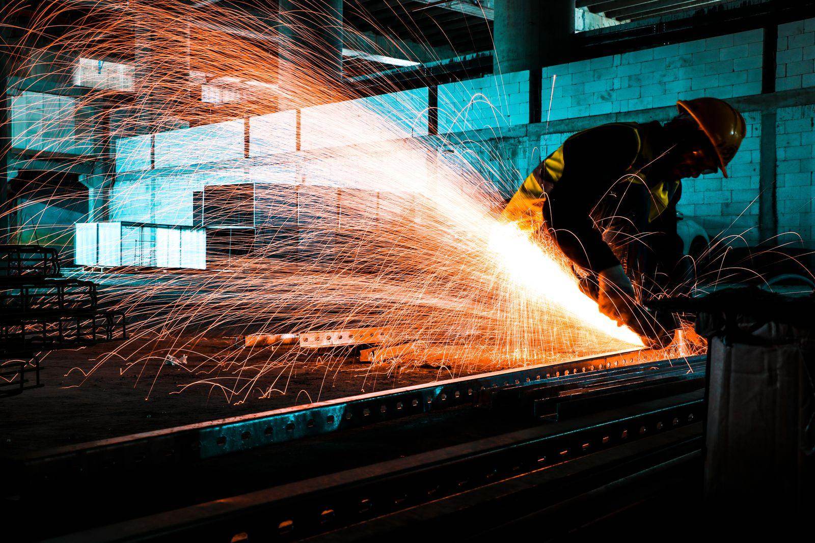 Metallbearbeitung in einer Produktionshalle
